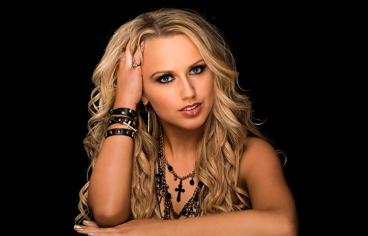 An interview with Country music star – Christie&nbsp;Lamb